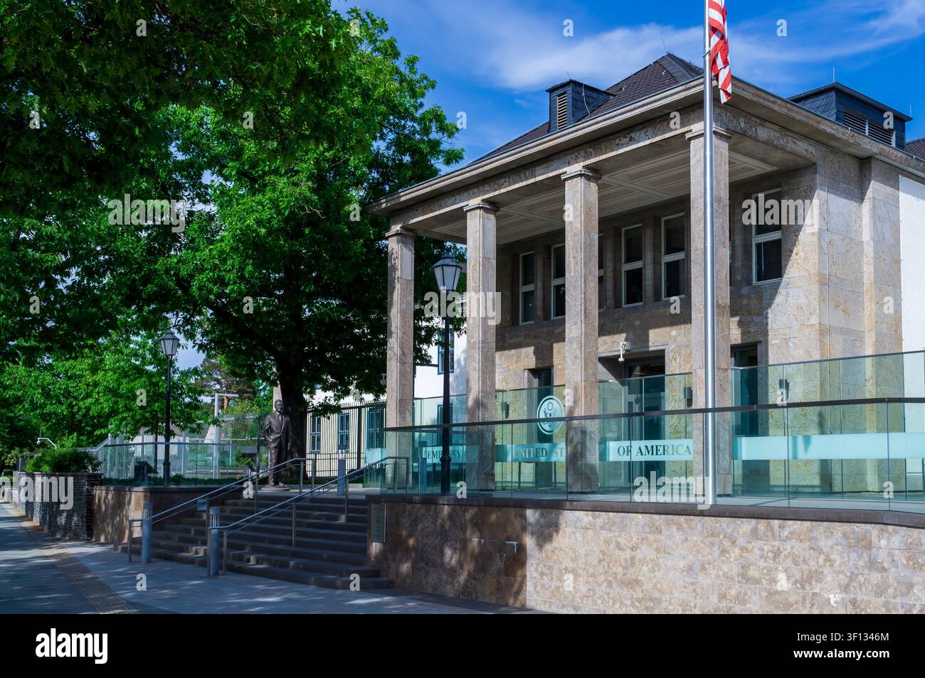 Vista esterna della sezione consolare dell'Ambasciata degli Stati Uniti su Clayallee a Berlino-Dahlem, Germania. Consolato USA, ambasciata americana, quartier generale degli Stati Uniti. Foto Stock