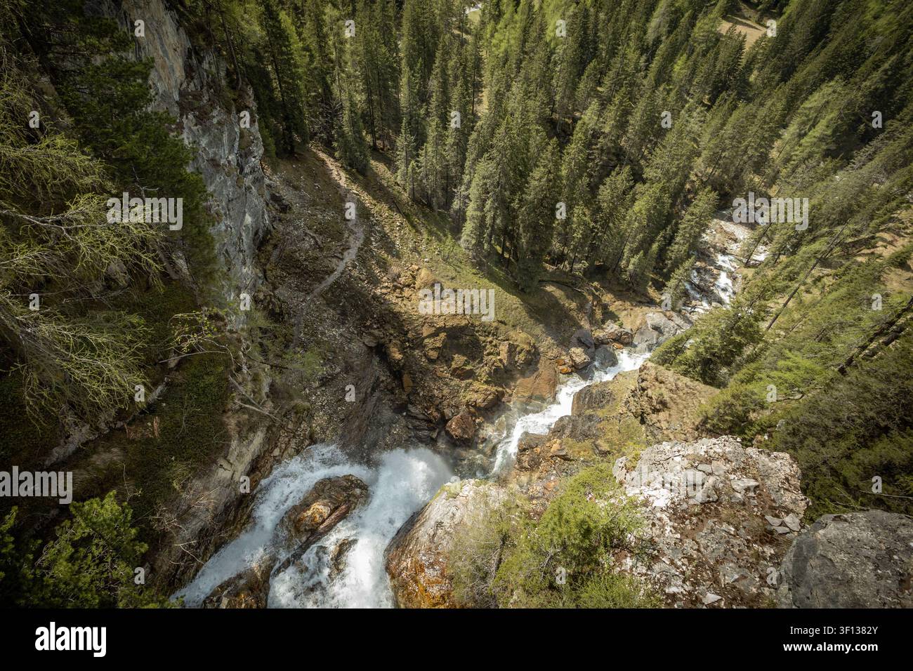 Vista panoramica della Johanneswasserfall che mostra scogliere boschive e acqua a cascata, paesaggio naturale Foto Stock