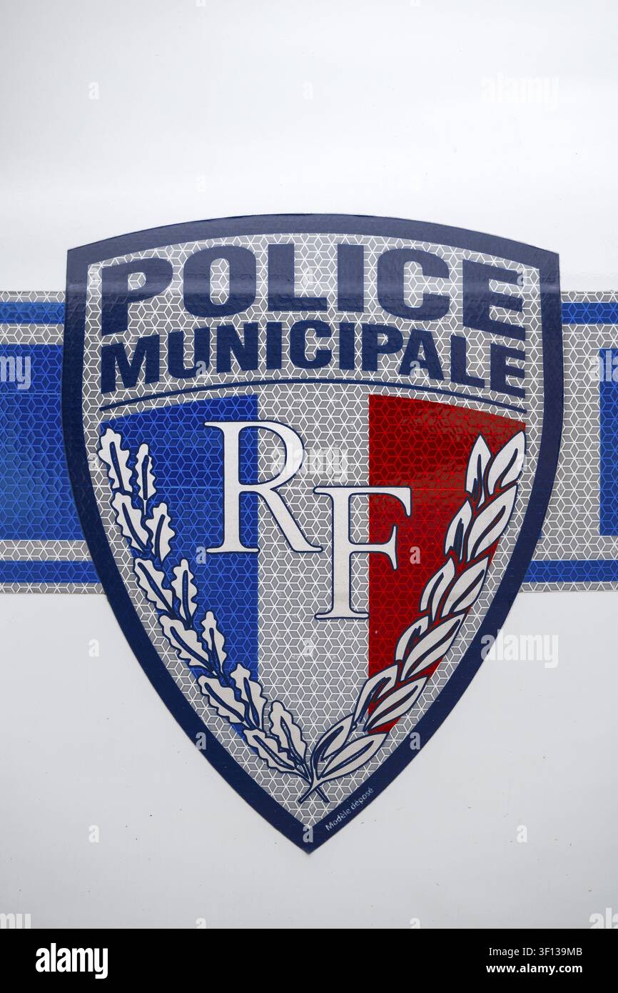 Stemma della Police Municipale, la polizia municipale francese, con le lettere centrali RF per République Française davanti alla verticale na Foto Stock