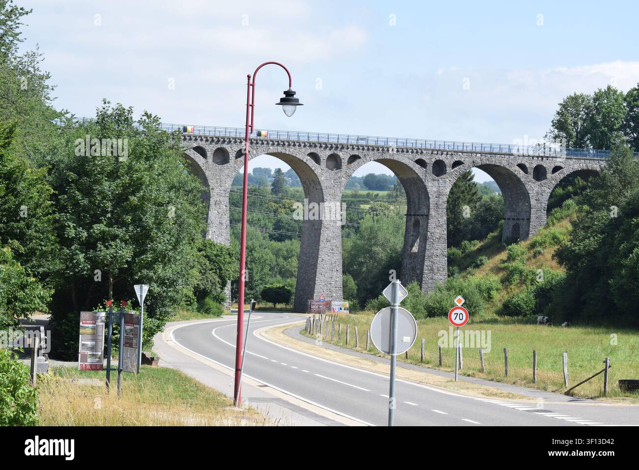 Ponte ad arco in pietra della Vennbahn Foto Stock