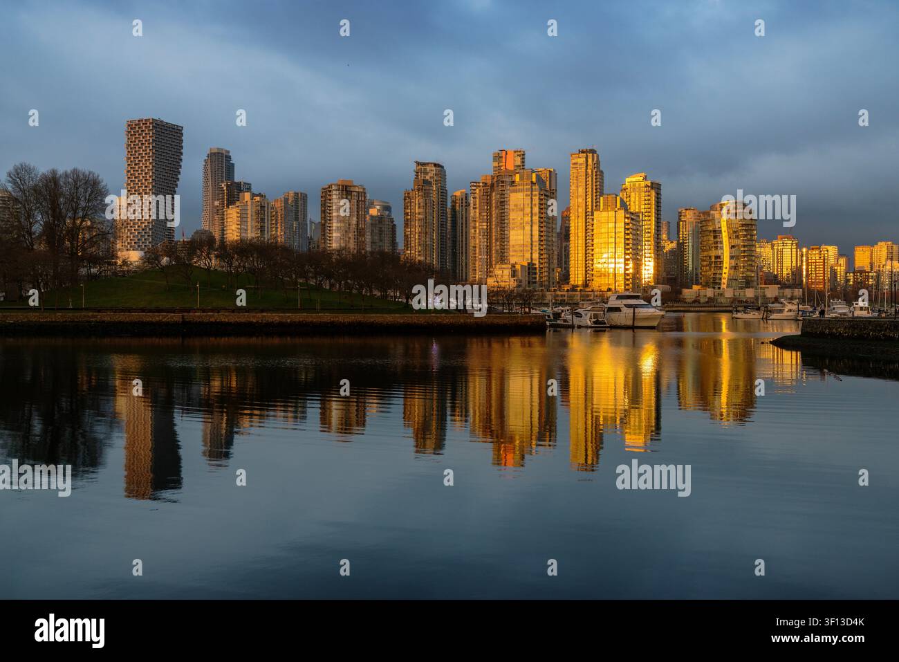 Riflesso del sole False Creek Vancouver Foto Stock