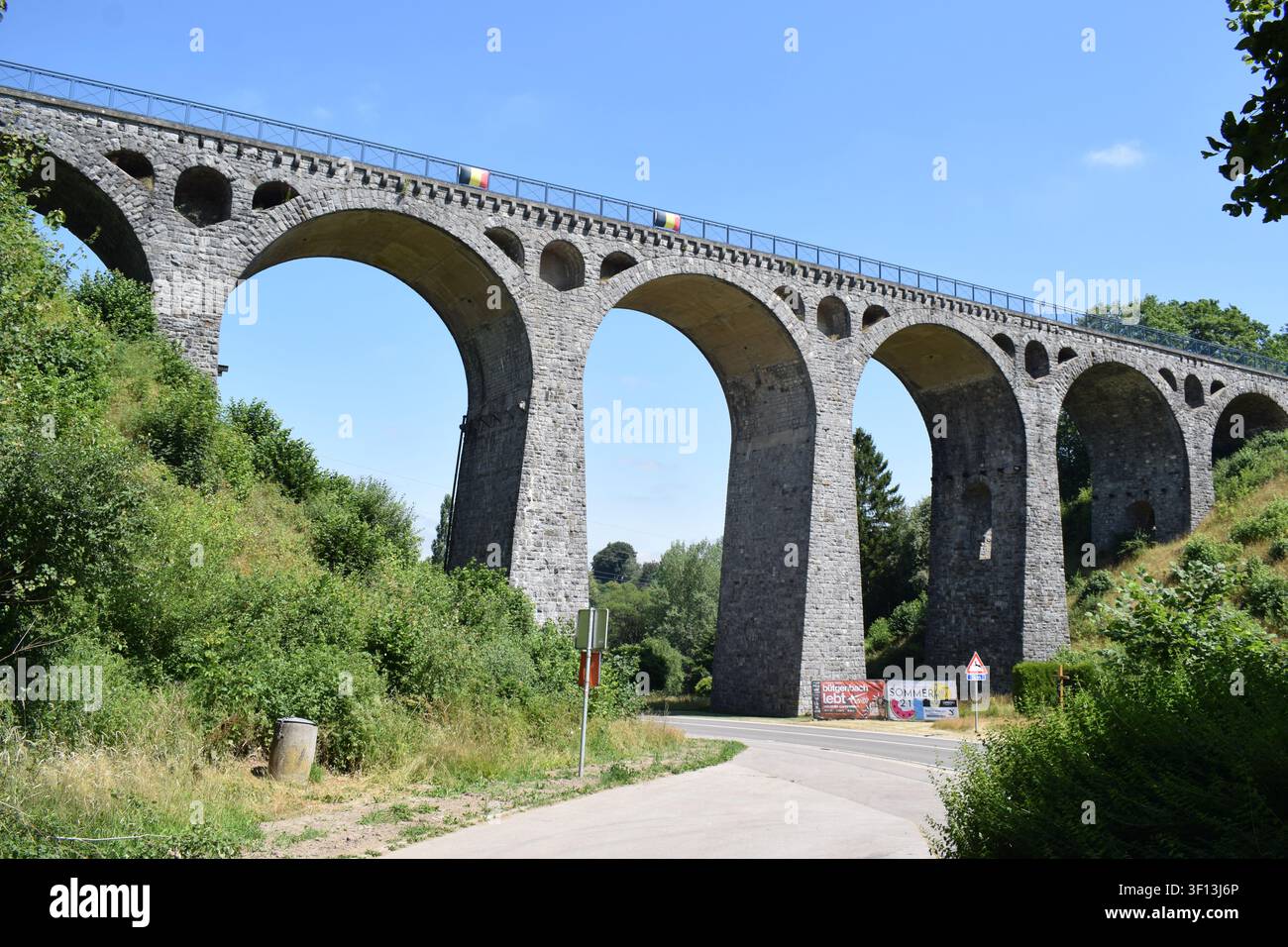Ponte ad arco in pietra della Vennbahn Foto Stock