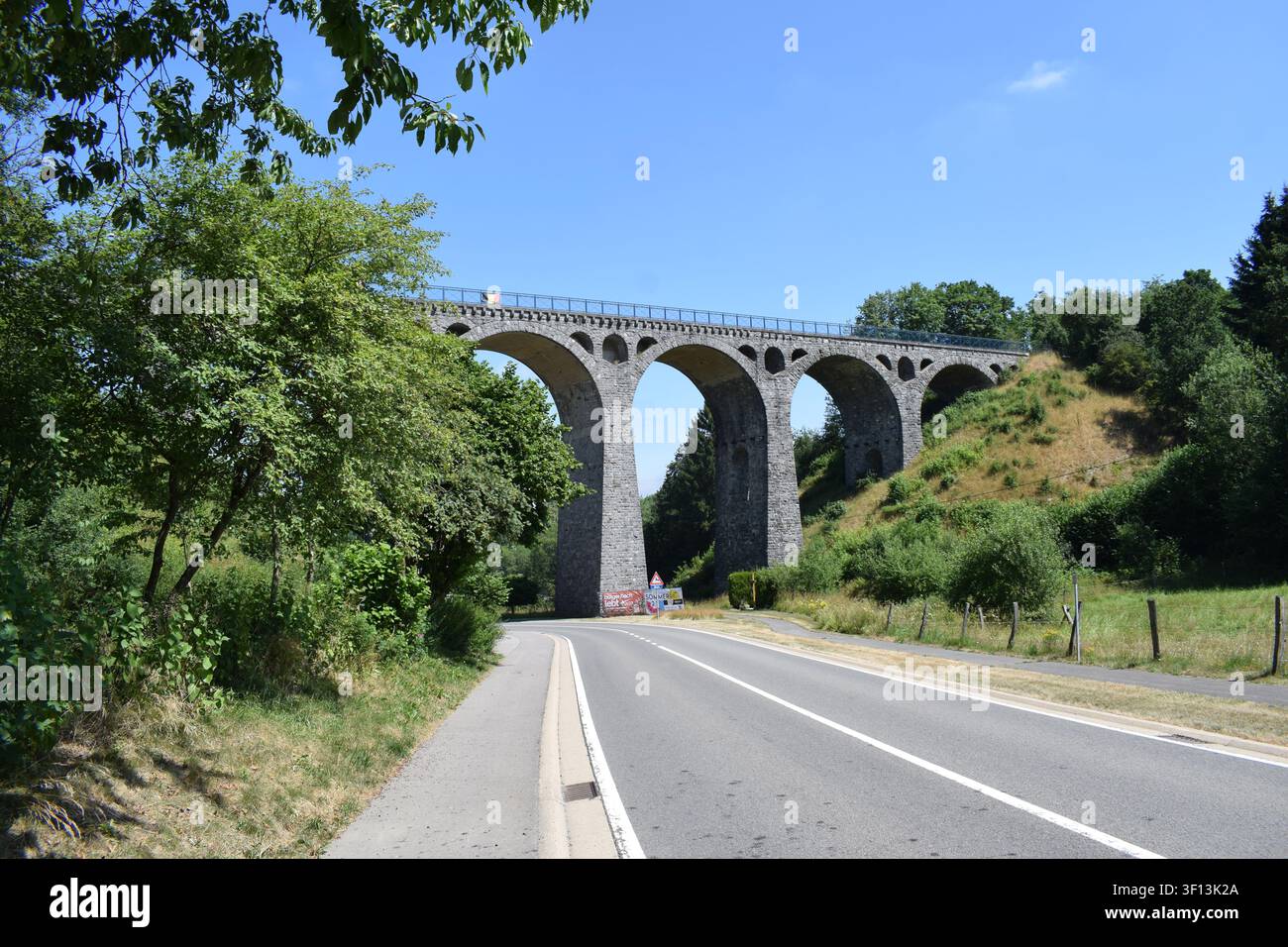Ponte ad arco in pietra della Vennbahn Foto Stock