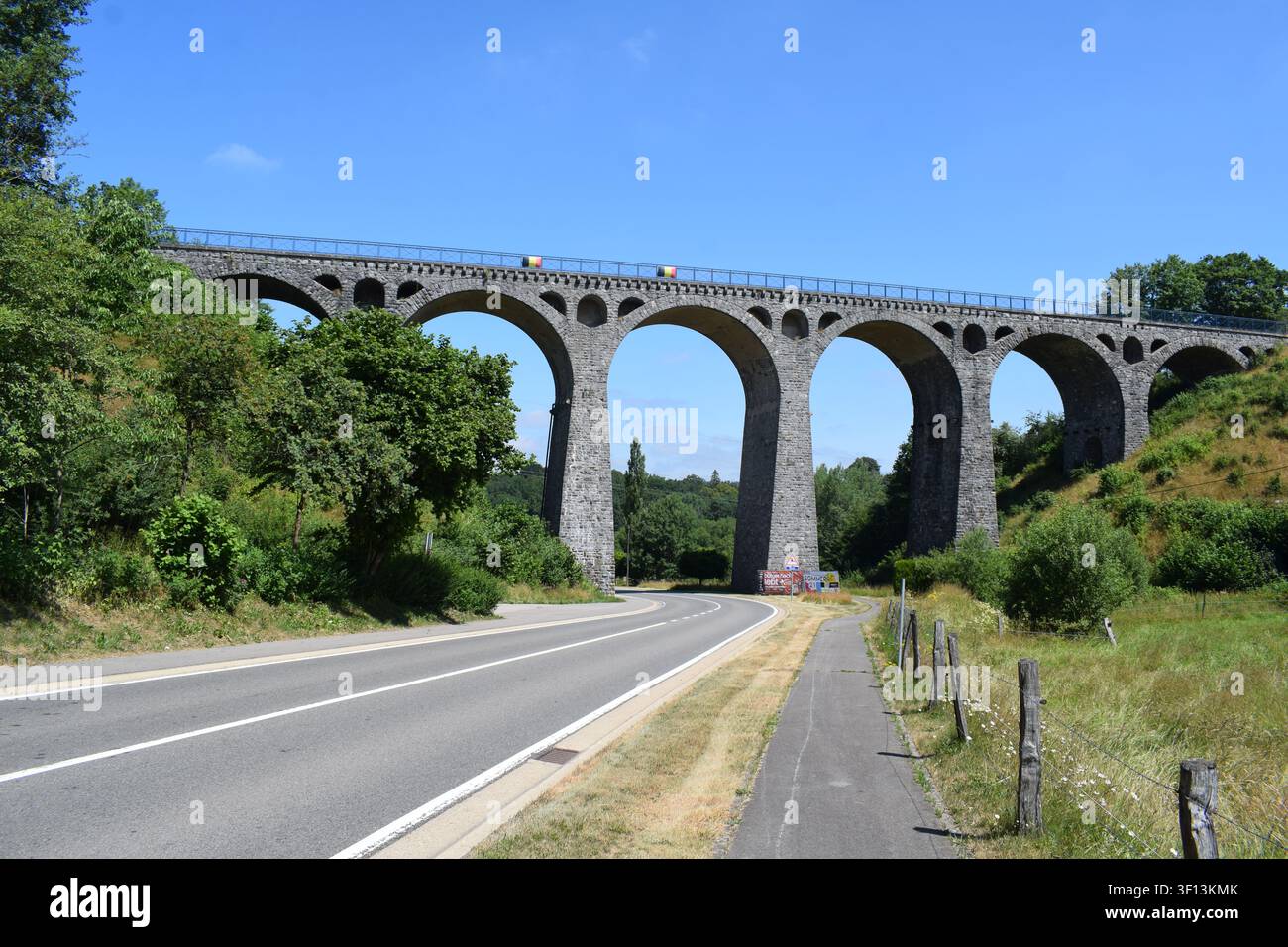 Ponte ad arco in pietra della Vennbahn Foto Stock