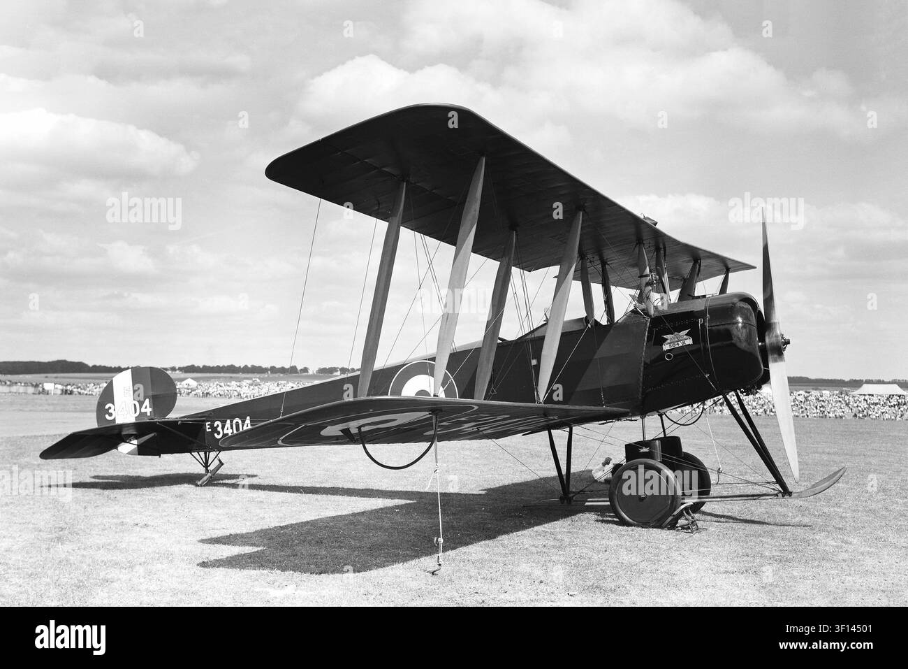Avro 504K World War One biplano registrazione G-ADEV alla RAF Upavon nel 1962, contrassegnato come E3404, in un evento intitolato 50th Anniversary of Military Aviation Air Show per l'anniversario della fondazione del Royal Flying Corps. Si ritiene che sia stato costruito come Avro 504N nel 1918, l'aereo è stato trasferito alla proprietà civile come G-ADEV nel 1935, ma ha preso servizio con la RAF durante la seconda guerra mondiale. Ritornato alla proprietà civile dopo la guerra, a un certo punto convertito in Avro 504K, e alla fine si unì alla Shuttleworth Collection come seriale E3273 Foto Stock
