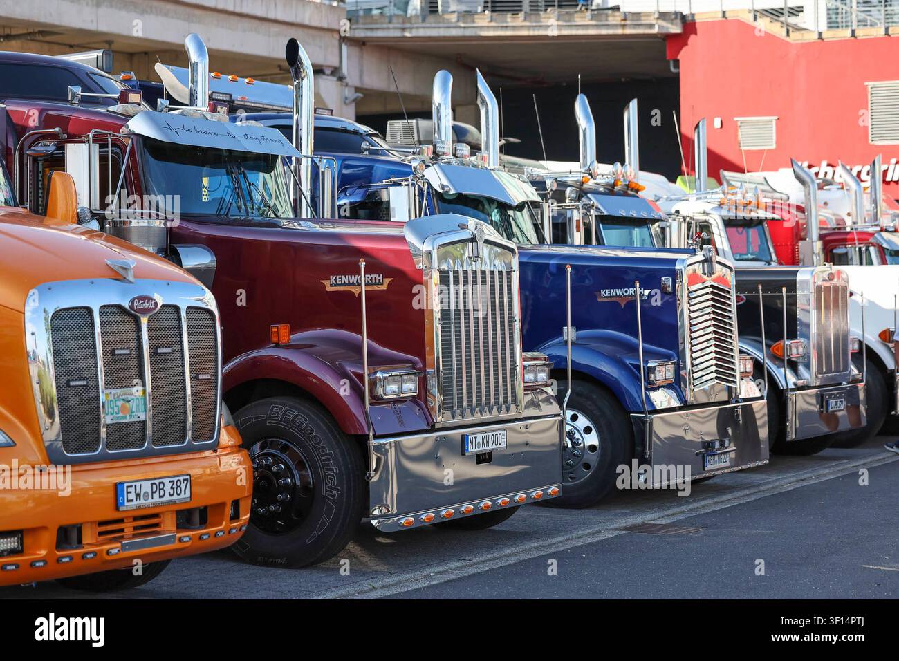 Camion statunitensi, Camion americani, Grande autoarticolato, Allineamento di camion, Parata di camion, Show di camion, Incontro di camion statunitensi, Grande autoarticolato americano, Peterbilt, Kenworth, Camion Peterbilt, Camion Kenworth, Camion classico, Camion personalizzato, Camion da mostra, Camion a capote, Camion a naso lungo, Semirimorchio, Trattore stradale, Trattore stradale, Cromo, Griglia cromata, Paraurti cromato, Doppia pila, Tubi di scarico, Camion pesante, Camion autostradale, Trasporto a lungo raggio, Trasporti stradali, Trucker Nürburg Nürburgring Baden-Württemberg Germania *** Camion statunitensi, Camion americani, Grande autoarticolato, Allineamento di camion, Parata di camion, Show di camion, Incontro di camion statunitensi, Grande autoarticolato americano, Peterbilt, Kenworth, Peterb Foto Stock