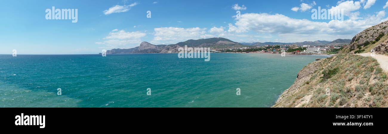Vista panoramica della costa della baia di Sudak dal sentiero ecologico Alchak-Kaya sulla penisola di Alchak nella luce estiva del sole in Crimea, Russia. Foto Stock