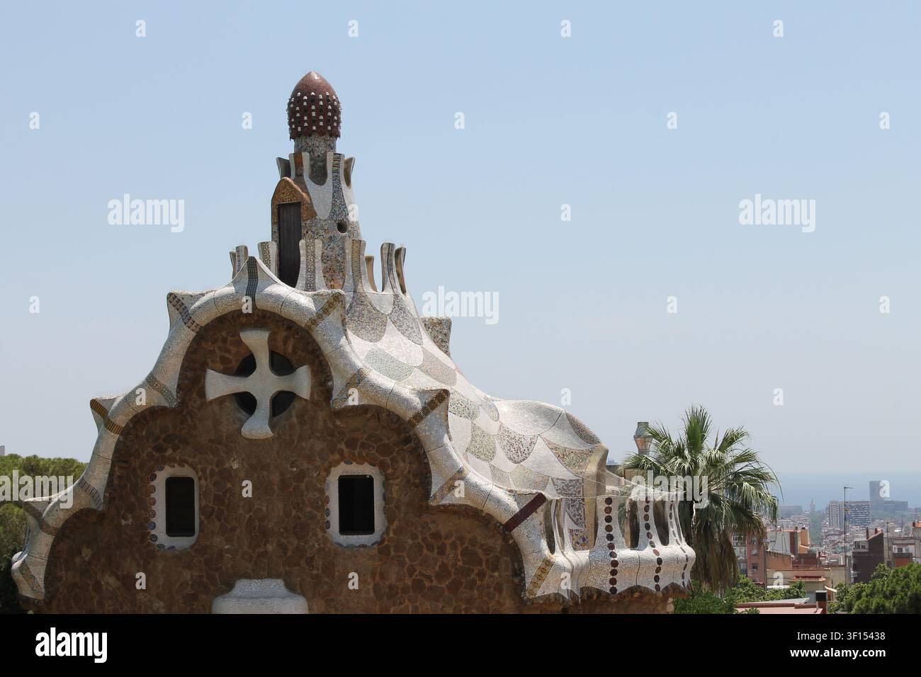 La casetta di guardia del Parc Güell, un parco pubblico progettato da Antoni Gaudí a Barcellona, in Spagna Foto Stock