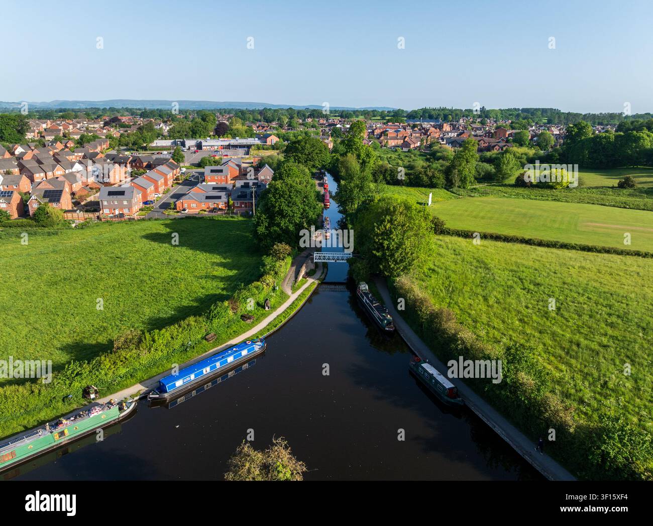Ellesmere, UK - 25 maggio 2026: Splendido punto di vista aereo della incantevole città di Ellesmere, di paesaggi rurali rigogliosi e del sistema storico di canali dello Shropshire Foto Stock