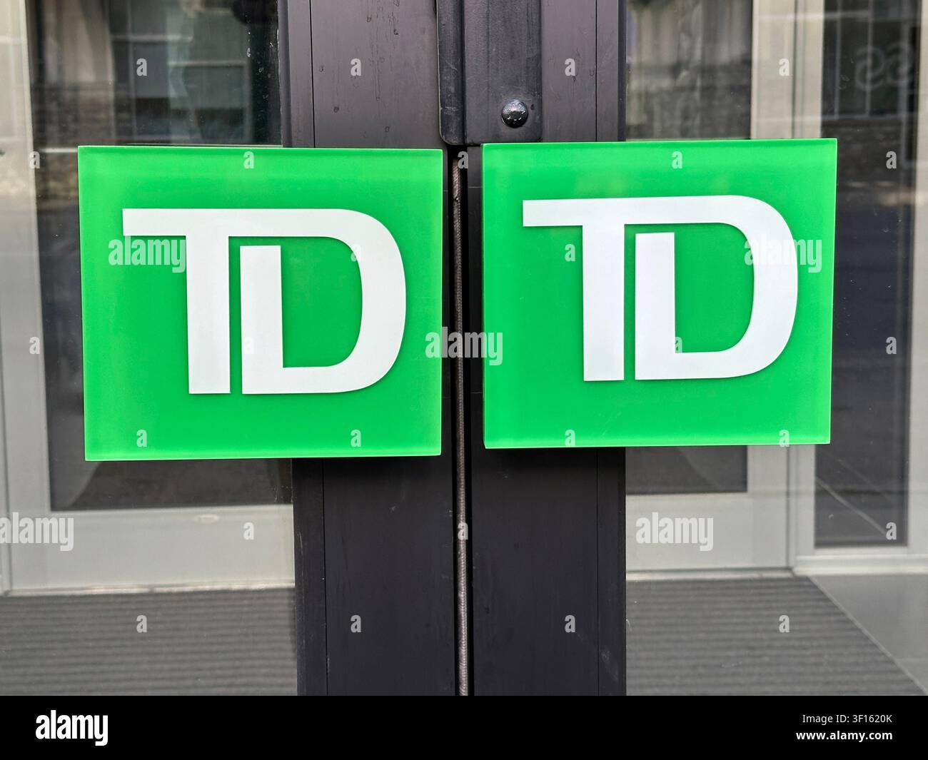 Jasper, Alberta, Canada – 25 maggio 2026: I loghi verdi e bianchi della TD (Toronto-Dominion) sono mostrati sulle porte d’ingresso di una sede commerciale. - Immagine stock catturata con smartphone