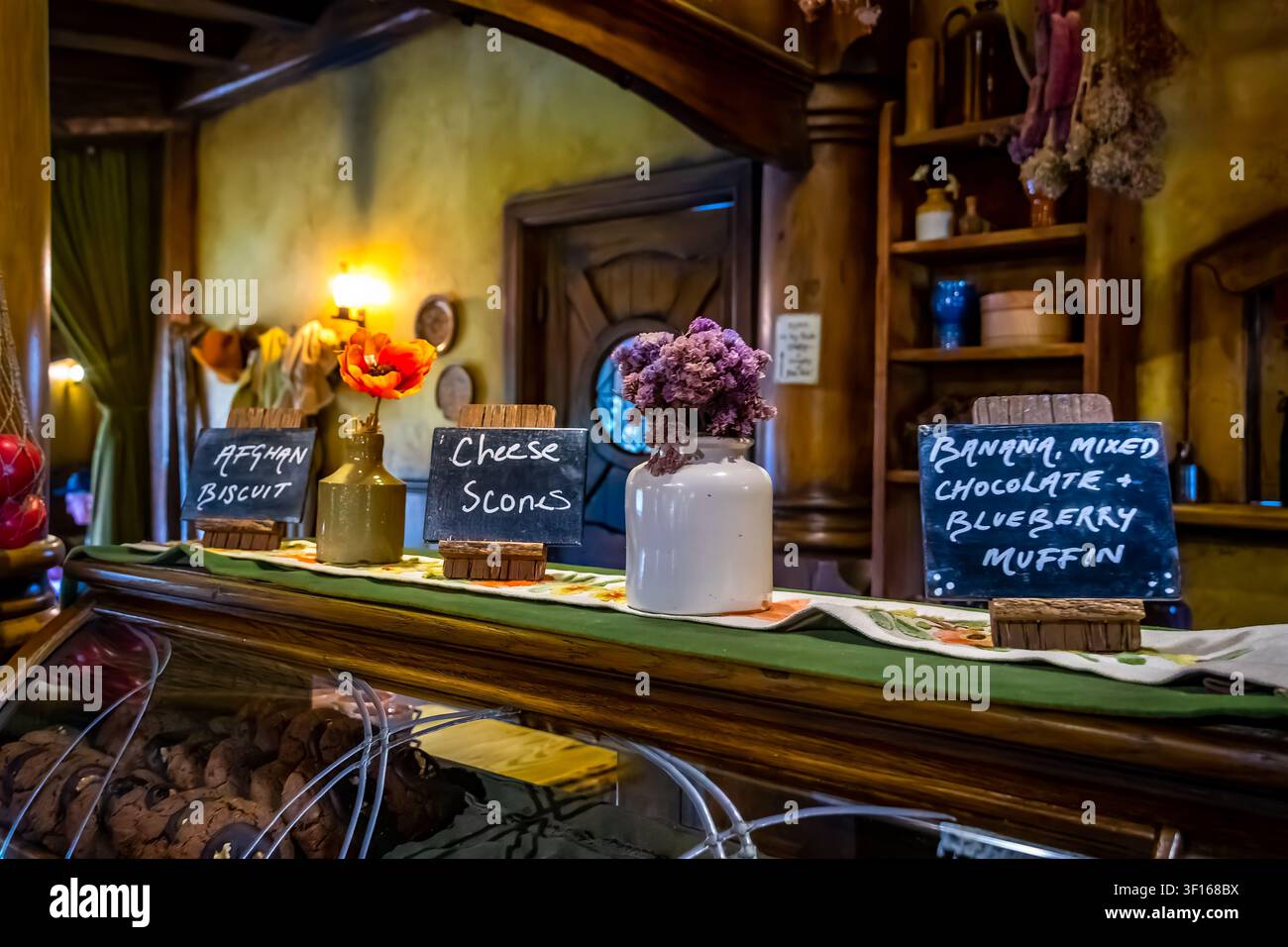 The Green Dragon Inn al set cinematografico di Hobbiton a Matamata, Nuova Zelanda. Foto Stock