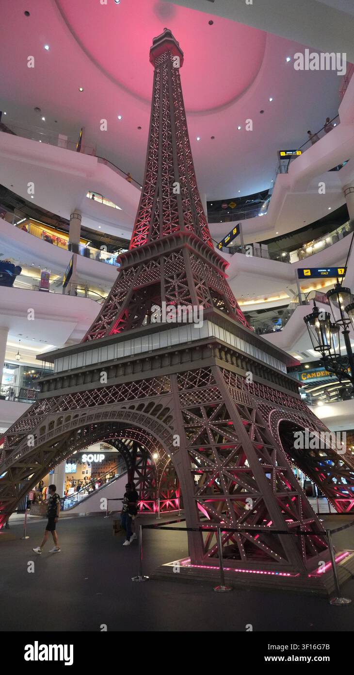Grande scultura in metallo di ferro della Torre Eiffel in miniatura Lampada da soffitto incassata rosa Lusso Luminosa Moderna Atrio in vetro di centro commerciale Foto Stock