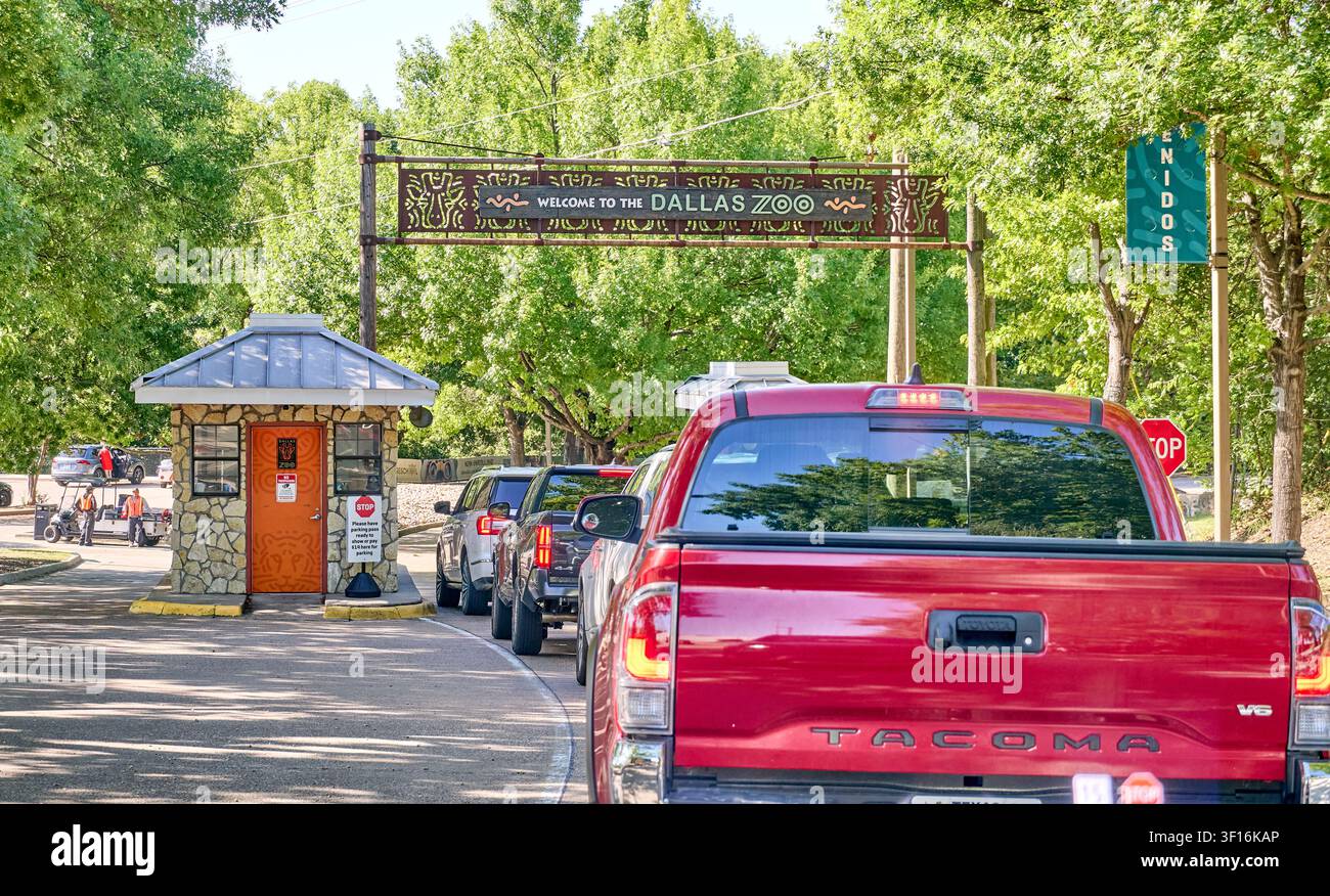 DALLAS, TX, USA - 10 LUGLIO 2026: Auto in fila all'ingresso dello zoo di Dallas con un cartello visibile che accoglie i visitatori. Lo zoo di Dallas, fond Foto Stock