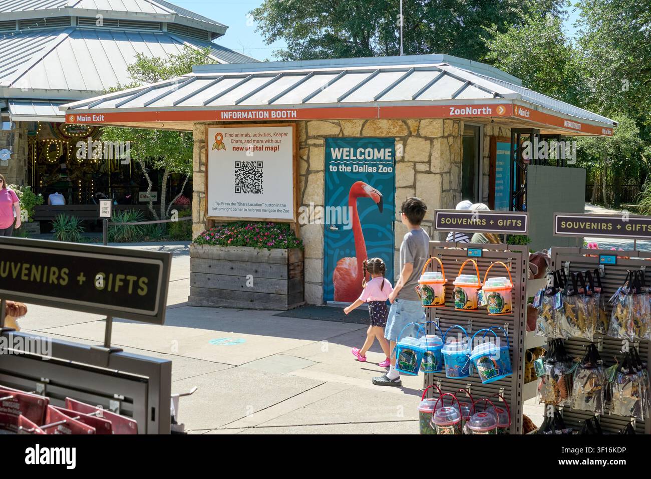 DALLAS, TX, USA - 10 LUGLIO 2026: I visitatori si avvicinano allo stand informativo dello zoo di Dallas, caratterizzato da un'insegna prominente con la scritta "Benvenuti allo zoo di Dallas". Th Foto Stock