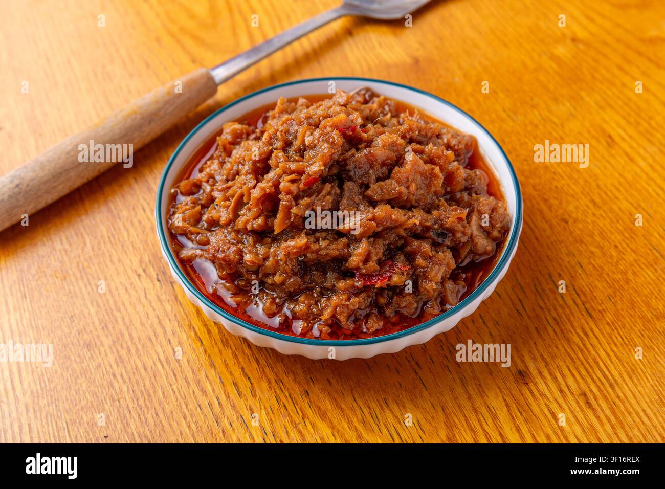 Salsa di carne macinata saporita con pasta di chili granulosa e umami ricco per guarnire il riso Foto Stock