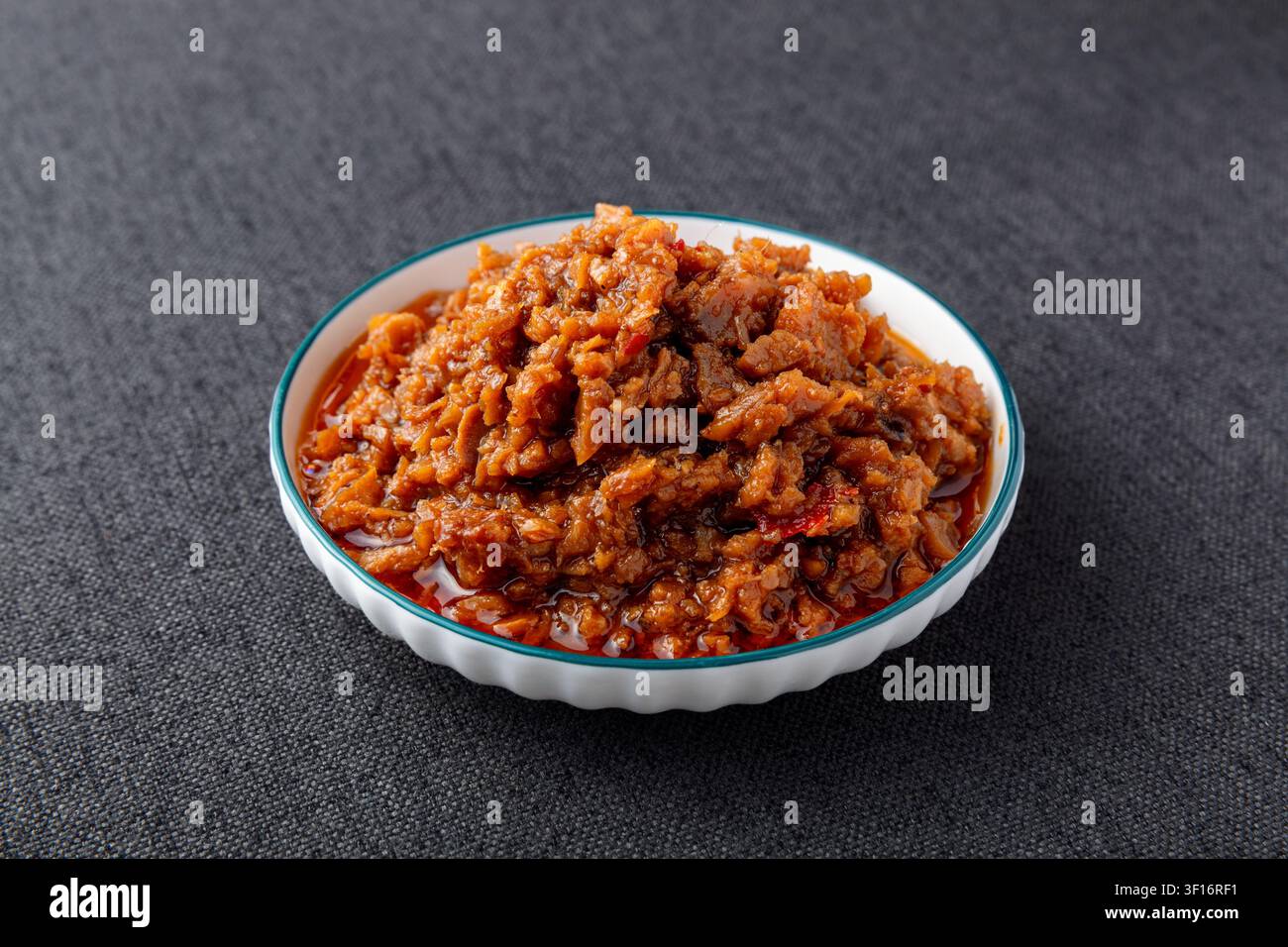Salsa di carne macinata saporita con pasta di chili granulosa e umami ricco per guarnire il riso Foto Stock