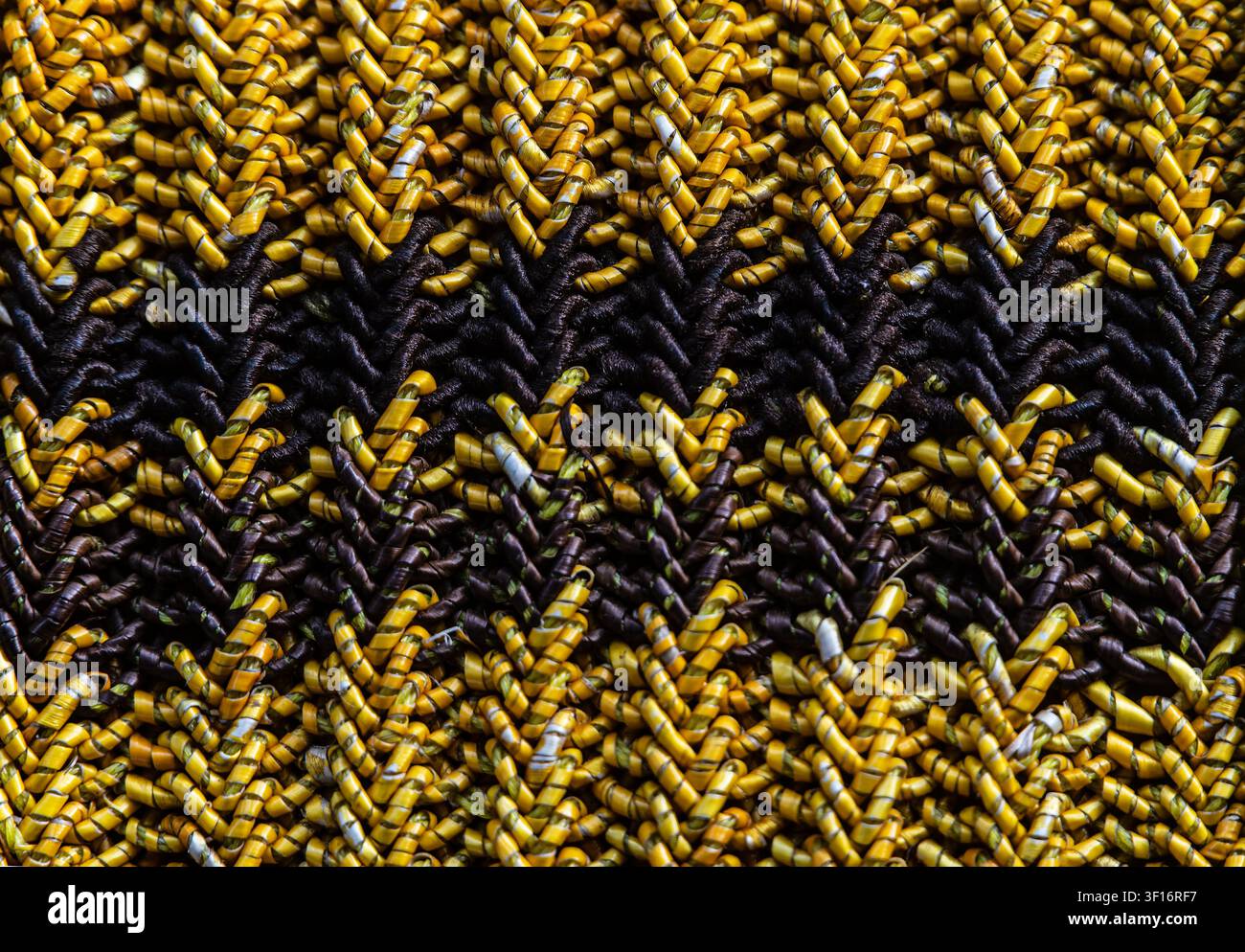 Primo piano della trama di corteccia di orchidea essiccata, fibre naturali e corteccia di legno per la borsa Noken tradizionale papuana Foto Stock