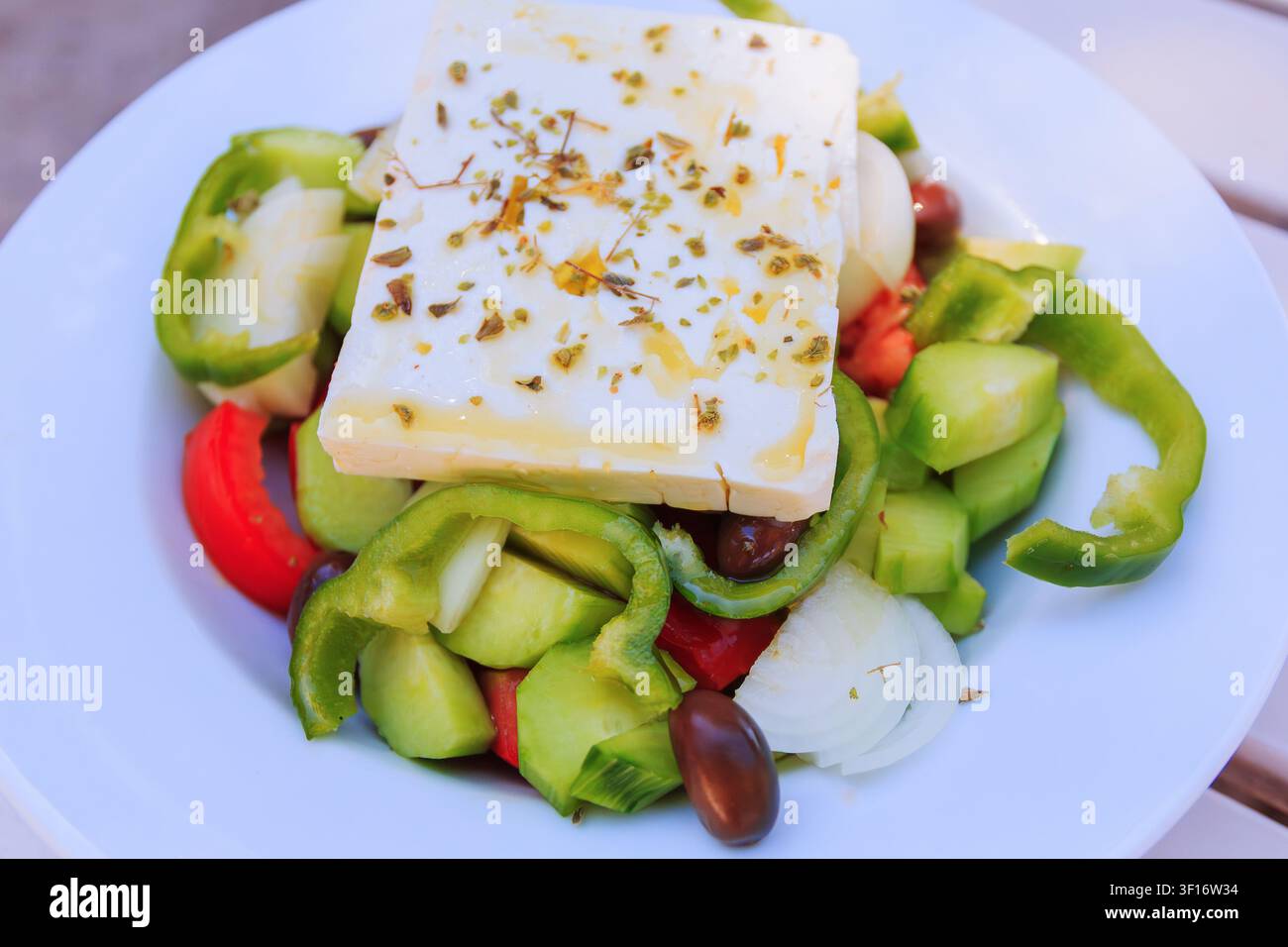 Insalata greca con feta a cubetti e verdure fresche su un piatto Foto Stock