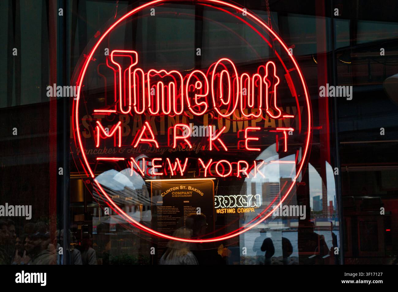 New York, USA - 15 ott. 2025: Il cartello del TimeOut Market a Brooklyn, NY. Foto Stock