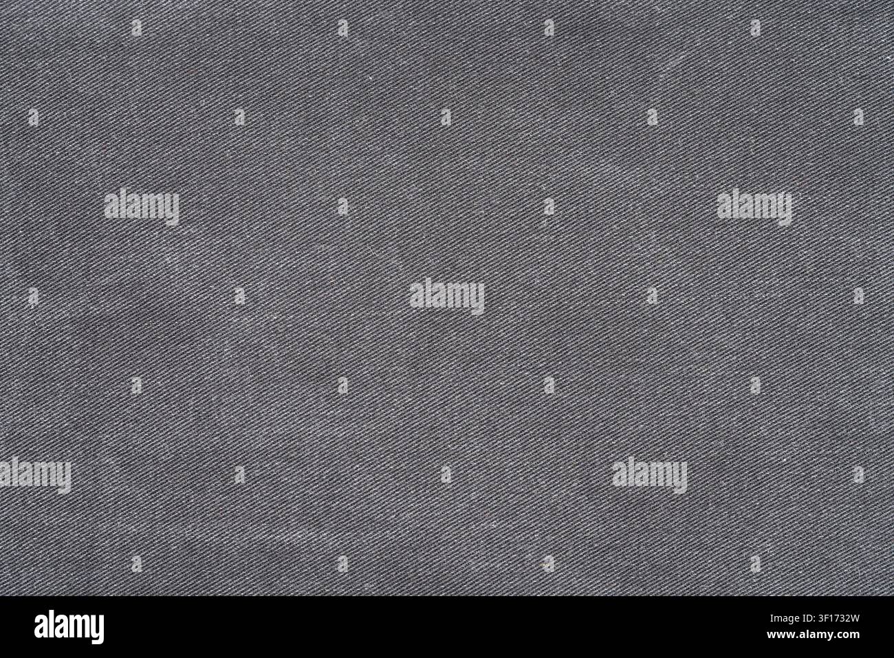 Primo piano di tessuto denim grigio scuro con motivo di trama visibile e texture sottile. Tono neutro superficie uniforme ideale per sovrapposizioni di design, mockup di prodotti Foto Stock