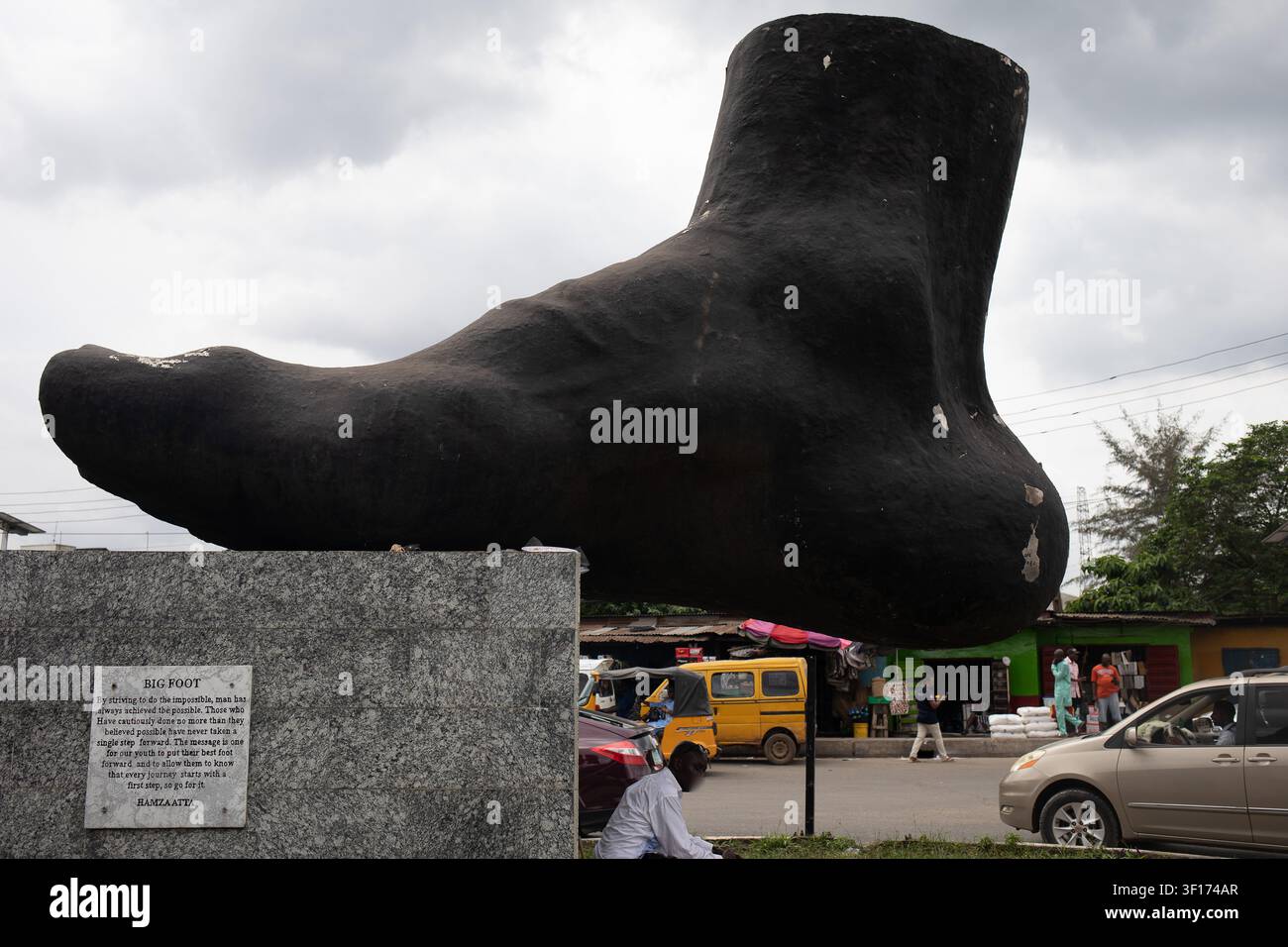 Lagos, Nigeria – 13 giugno 2026. La scultura pubblica „The Big Foot“, commissionata dall'ex governatore dello stato di Lagos Akinwunmi Ambode, si erge come una lan Foto Stock