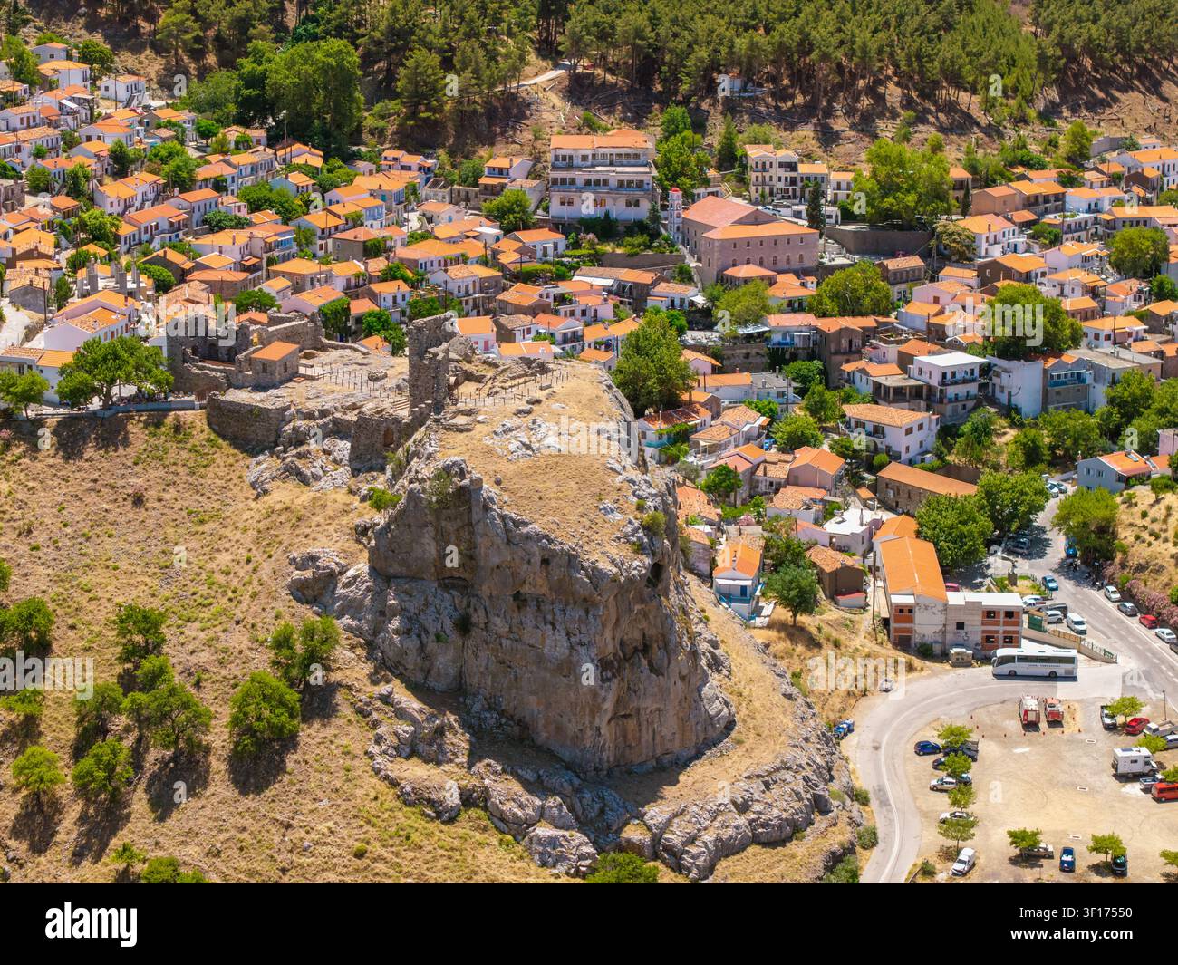 Vista aerea del villaggio medievale di Chora sull'isola di Samothraki in Grecia Foto Stock