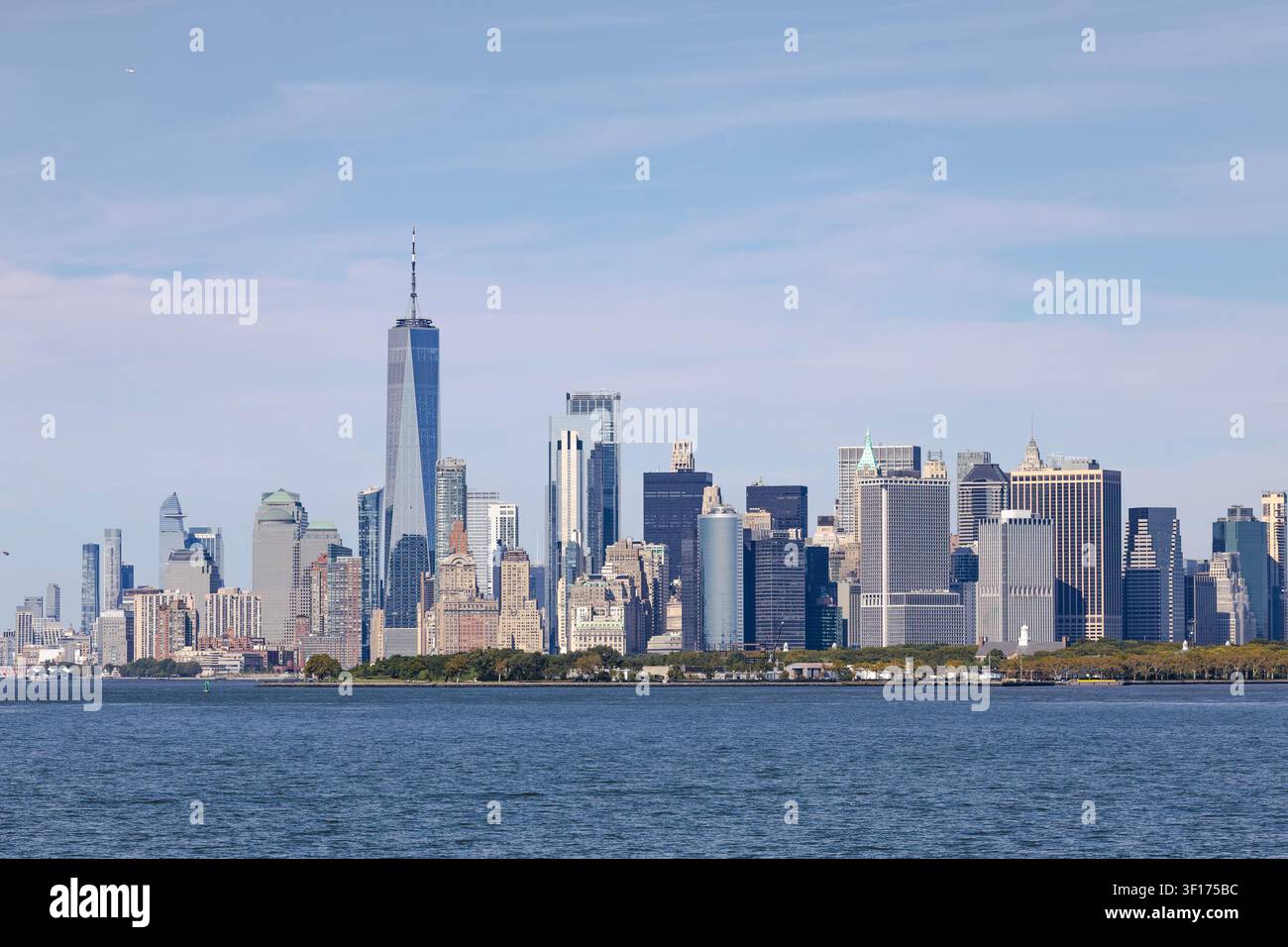 New York, USA - 08.20.2026: Vista dall'acqua sui grattacieli di New York nell'area di Manhattan. Foto Stock