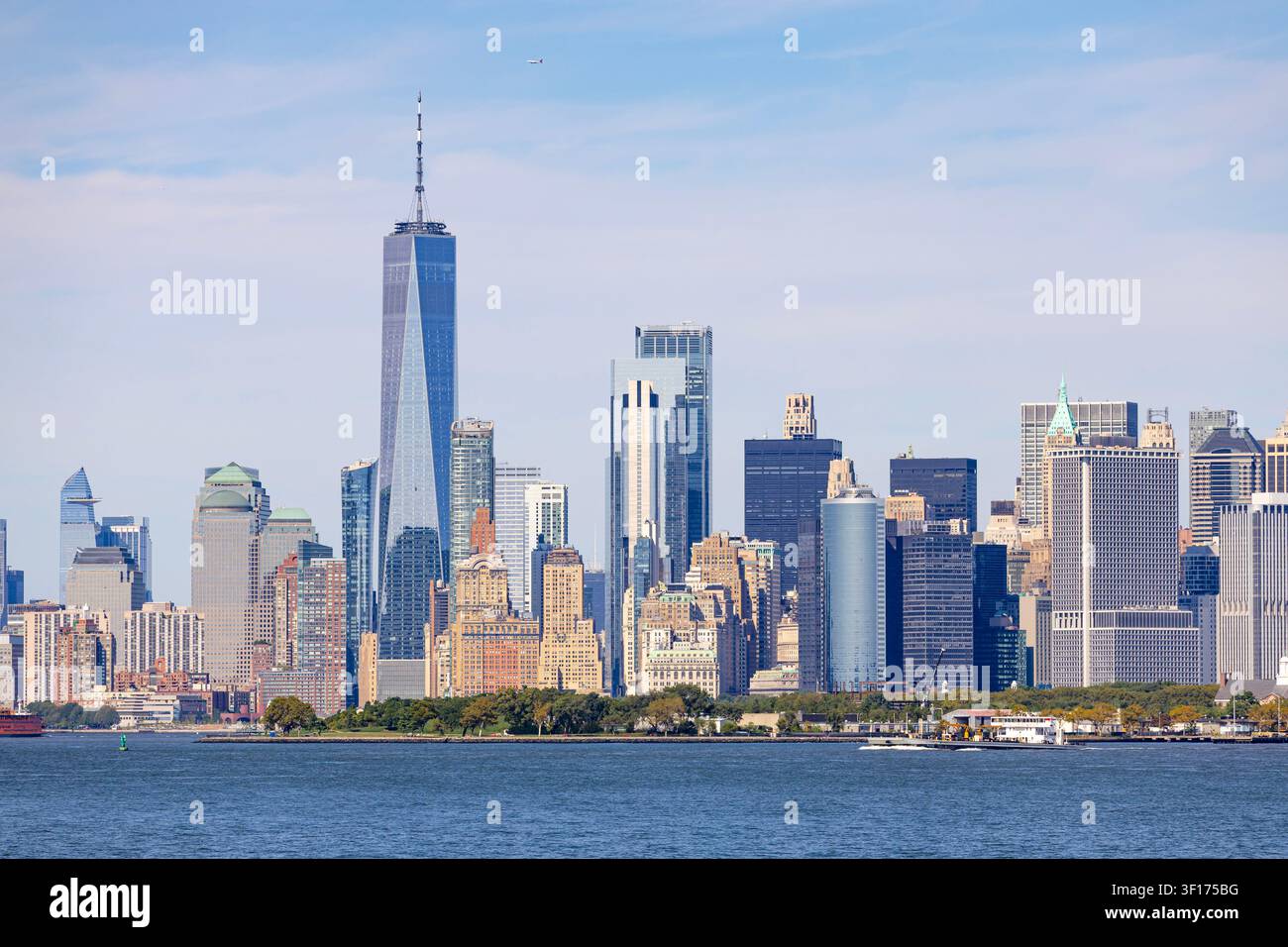 New York, USA - 08.20.2026: Vista dall'acqua sui grattacieli di New York nell'area di Manhattan. Foto Stock