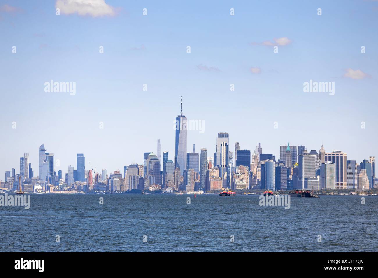 New York, USA - 08.20.2026: Vista dall'acqua sui grattacieli di New York nell'area di Manhattan. Foto Stock