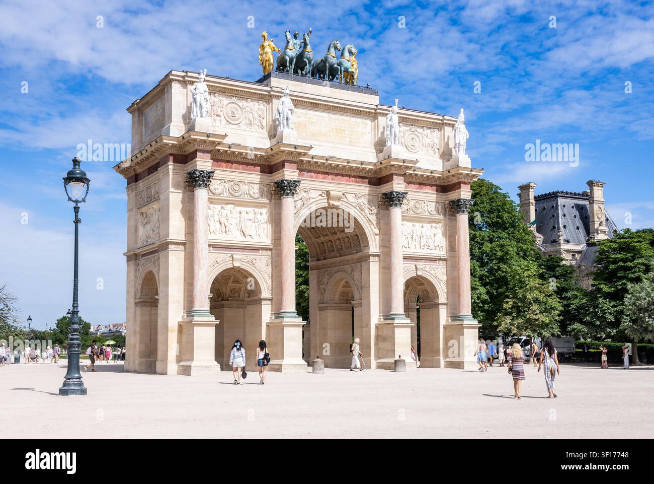 Vista generale dell'Arco Trionfale del Carosello a Parigi, Francia, inaugurato nel 1808 in piazza Carrousel per commemorare le vittorie di Napoleone. Foto Stock