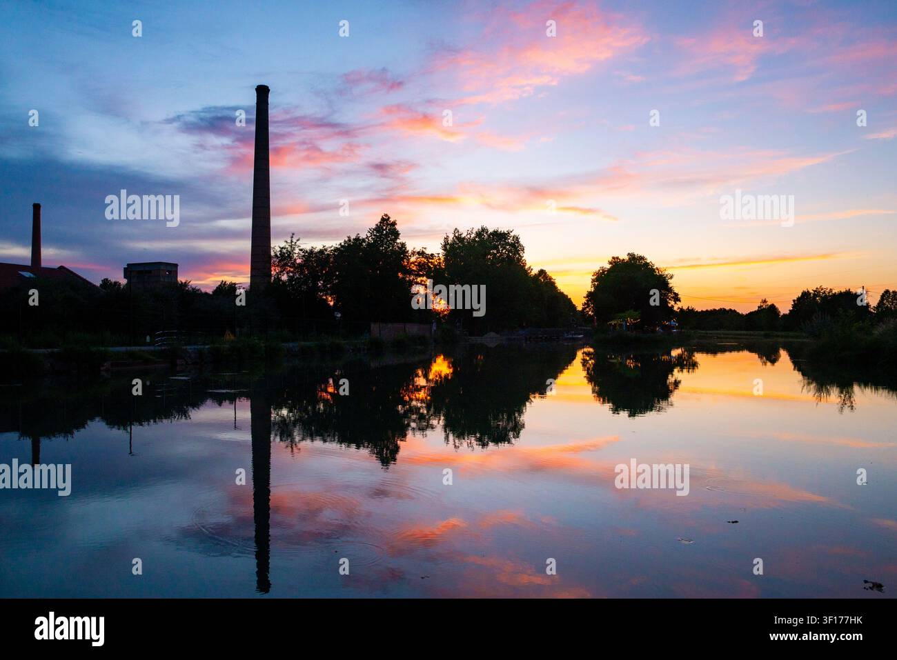 Vista silouettata sulla terra attraverso il canale della Garonna al tramonto, Montech, Tarn-et-Garonne, Occitania, Francia Foto Stock