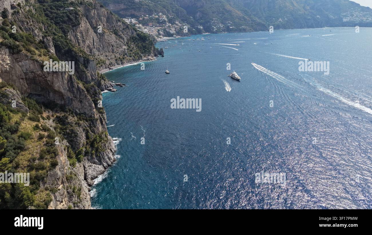 Vista aerea panoramica del lungomare di Amalfi, scogliere costiere frastagliate di Amalfi parte della penisola sorrentina, nella regione Campania. Italia Foto Stock