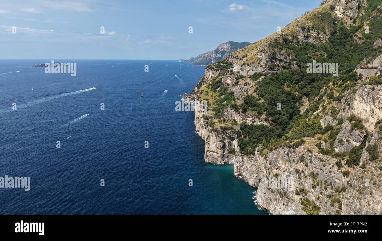 Vista aerea panoramica del lungomare di Amalfi, scogliere costiere frastagliate di Amalfi parte della penisola sorrentina, nella regione Campania. Italia Foto Stock