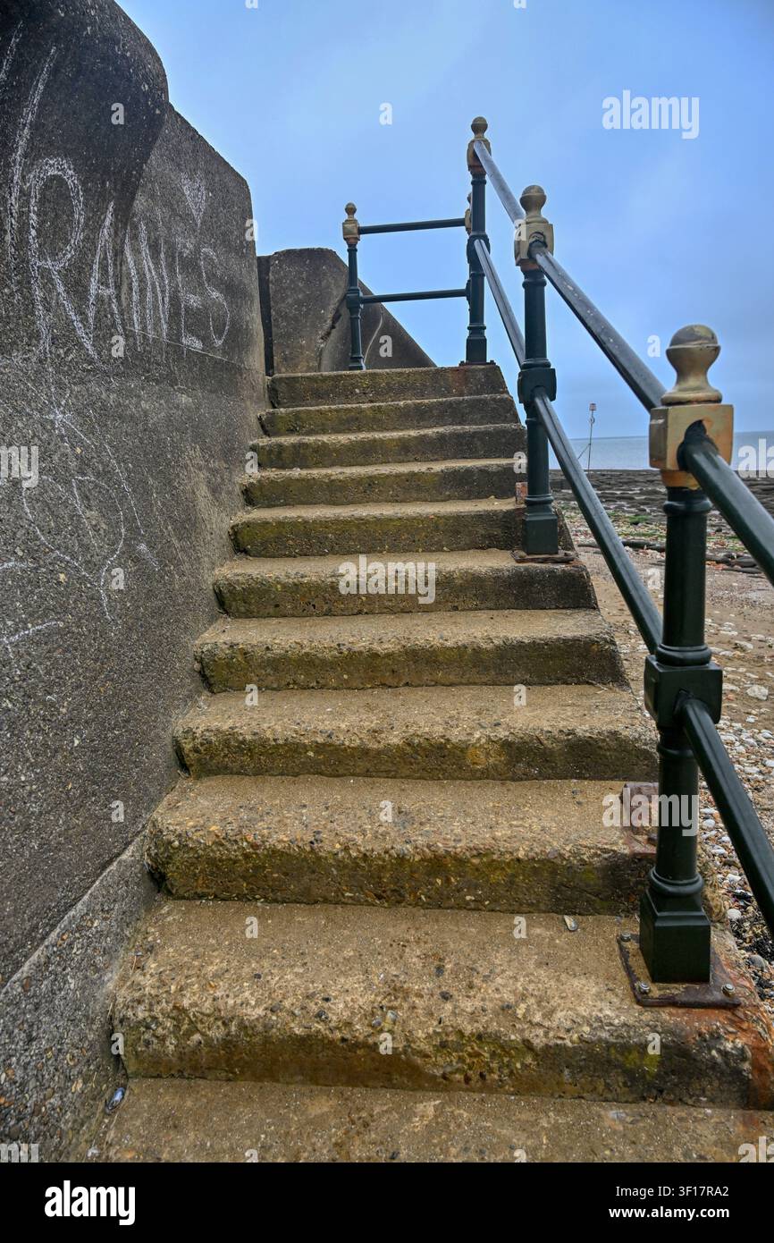 Gradini di pietra che portano alla spiaggia di Hunstanton, Norfolk, Regno Unito Foto Stock