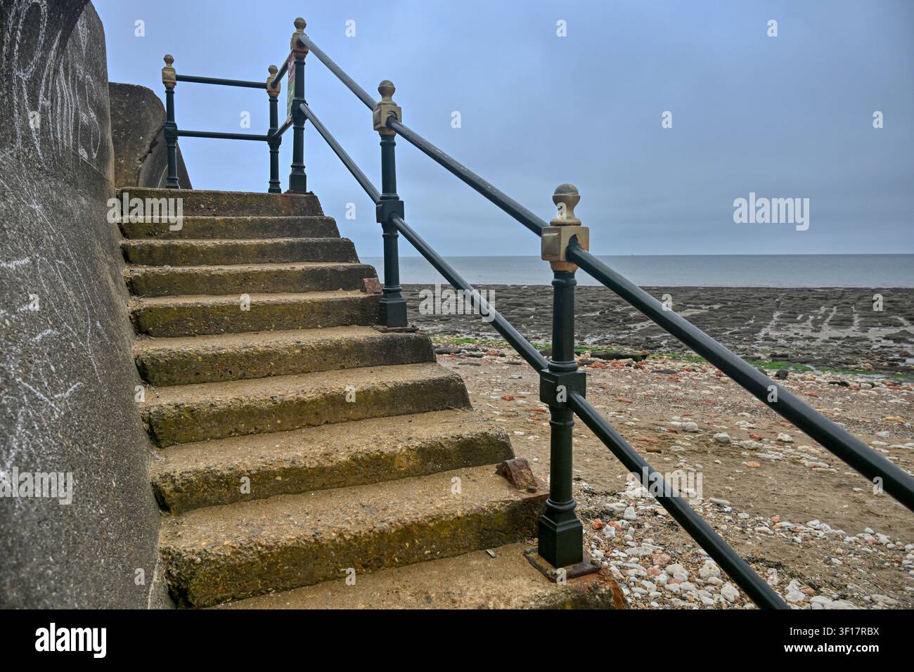 Gradini di pietra che portano alla spiaggia di Hunstanton, Norfolk, Regno Unito Foto Stock