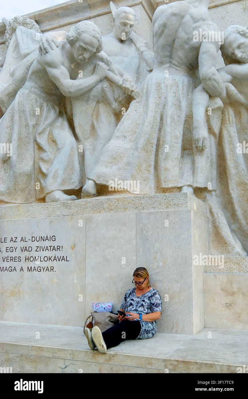 Controlla il suo telefono cellulare al Memoriale di Kossuth / Monumento a Kossuth Lajos, Piazza Kossuth Lajos, Budapest, Ungheria, Europa Foto Stock