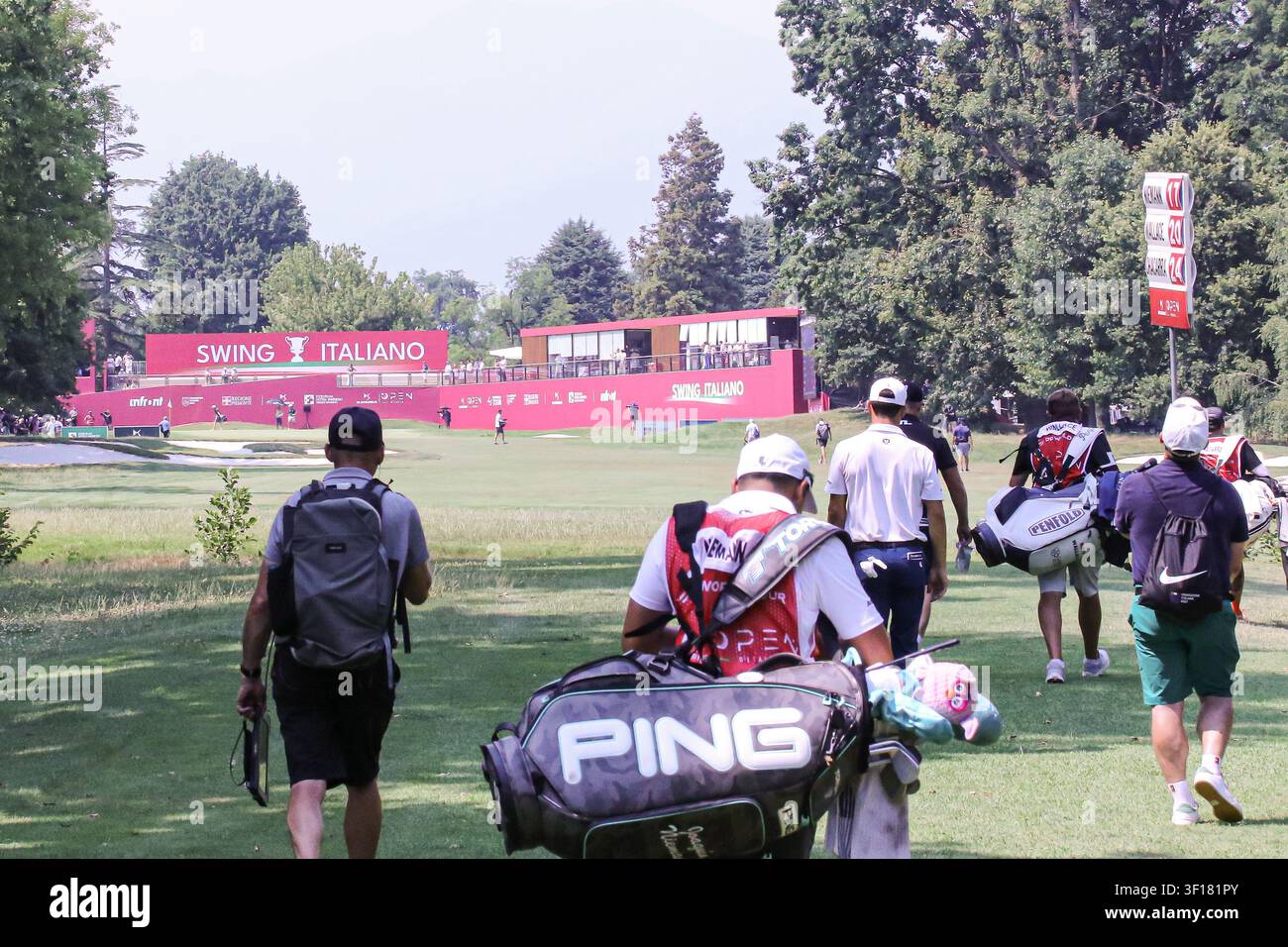 Vista di giocatori, caddie e infrastrutture del torneo durante l'Italian Open di golf a Torino, Italia Foto Stock