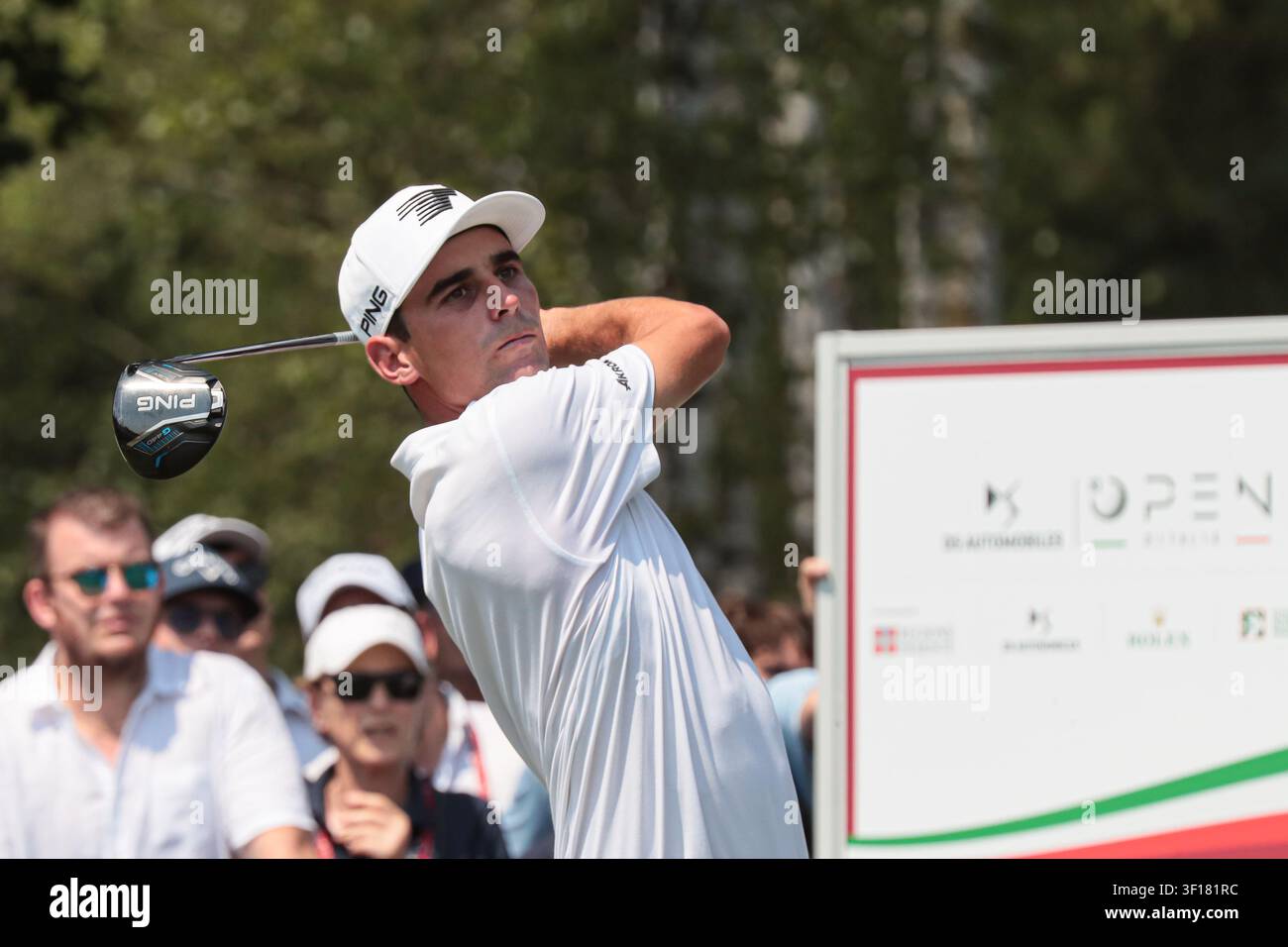 Joaquin Niemann, golfista professionista, esegue il suo tee shot durante il torneo di golf dell'Open italiano a Torino, Italia Foto Stock