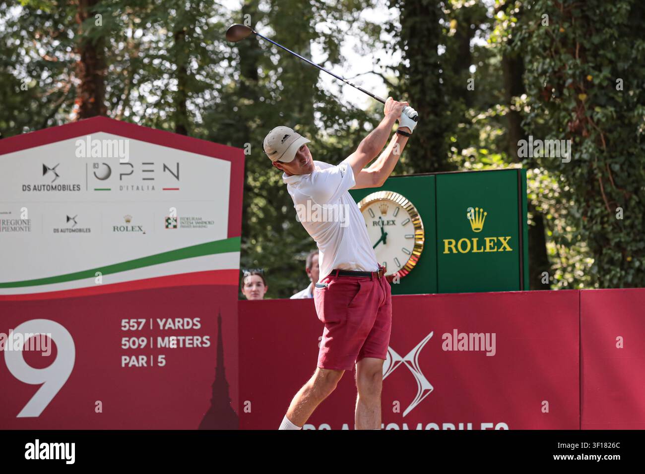 Filippo Ponzano, golfista gioca un colpo di partenza al torneo di golf dell'Open italiano a Torino, Italia, con il branding Rolex e del torneo visibile sul campo di partenza Foto Stock