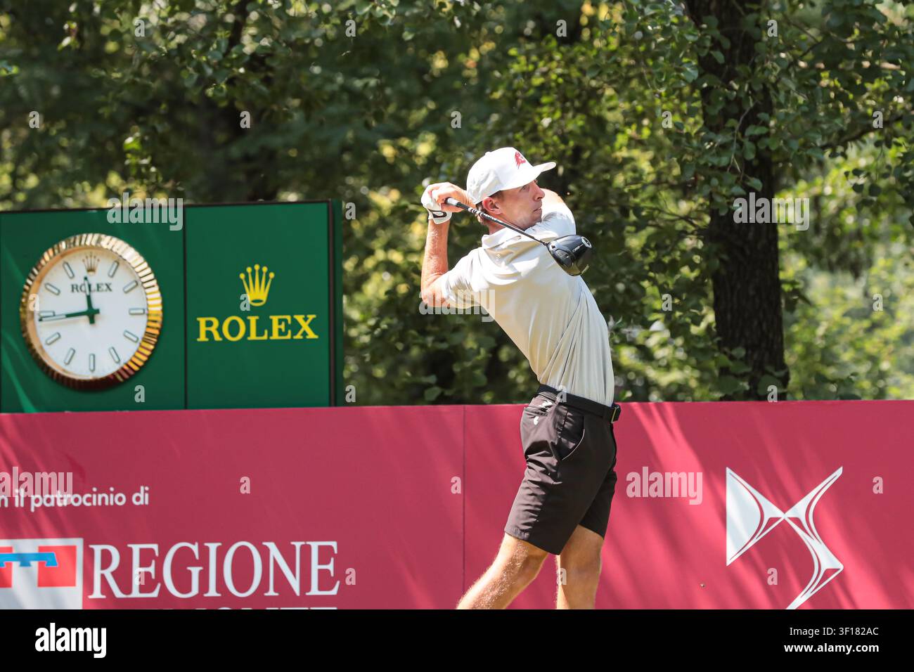 Il golfista segue il colpo dopo un tee shot durante il torneo di golf dell'Open italiano a Torino, Italia Foto Stock