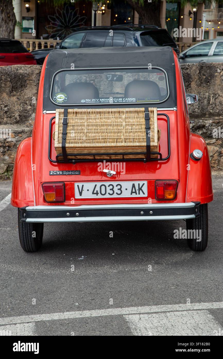 Citroën 2CV6 Special, un modello di auto francese classico noto per il suo design minimalista e la sua funzionalità. È dotato di un cestino da picnic in vimini montato sul retro Foto Stock