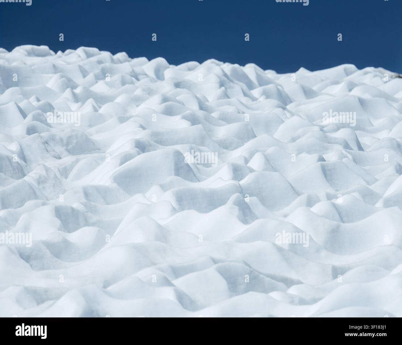 Gomiti di neve profondi formatisi dal sole che riscalda sul campo di ghiaccio sotto il Glen Pass Foto Stock