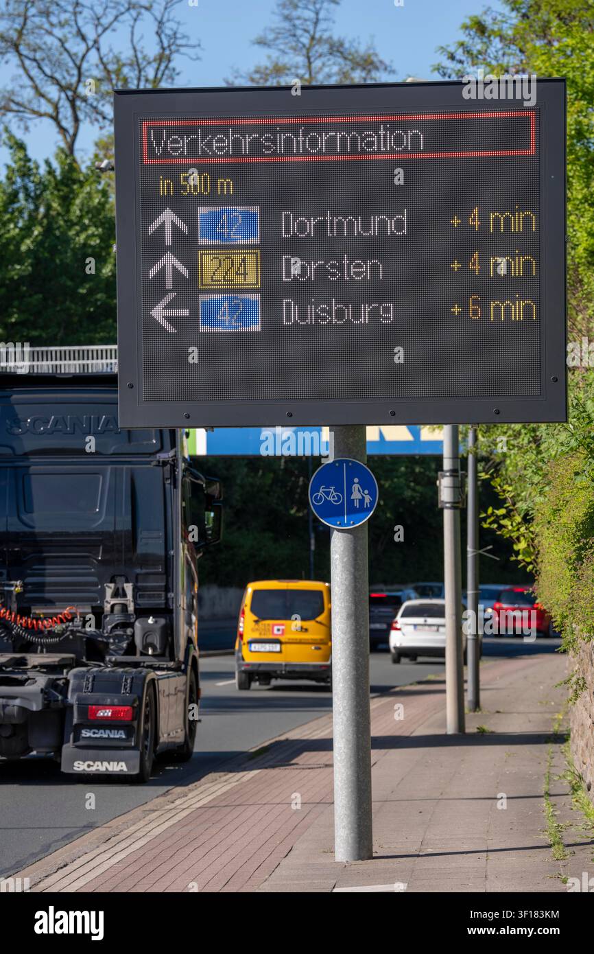 Segni stradali digitali, parte del sistema di gestione del traffico digitale COMO (Connected Mobility), che aggrega informazioni da vari sensori e Foto Stock