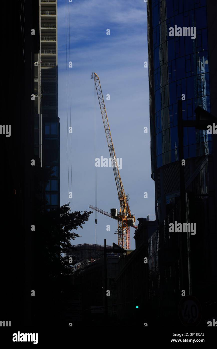 Edificio alto a Francoforte con una gru edile sul tetto Foto Stock