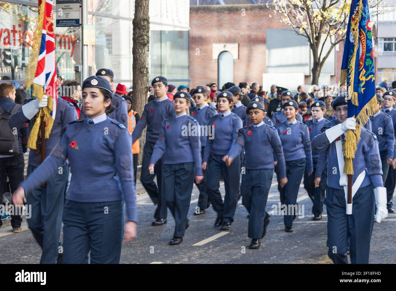 Cadetti dell'aria sfilano nella parata del Giorno del Ricordo a Londra. Londra, Regno Unito, 11 novembre 2023 Foto Stock