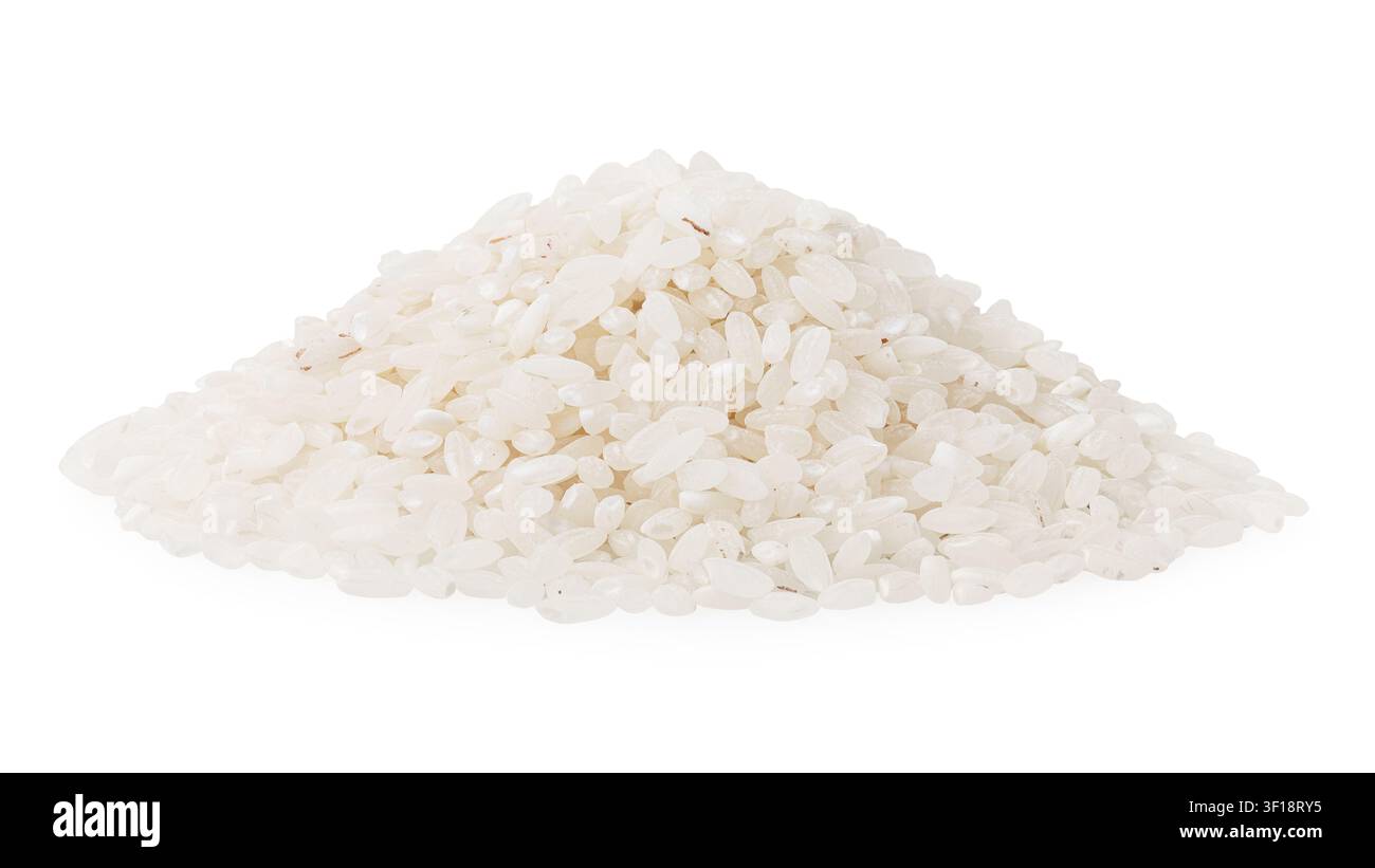 Cumulo di riso bianco rotondo crudo isolato su sfondo bianco vista laterale Foto Stock