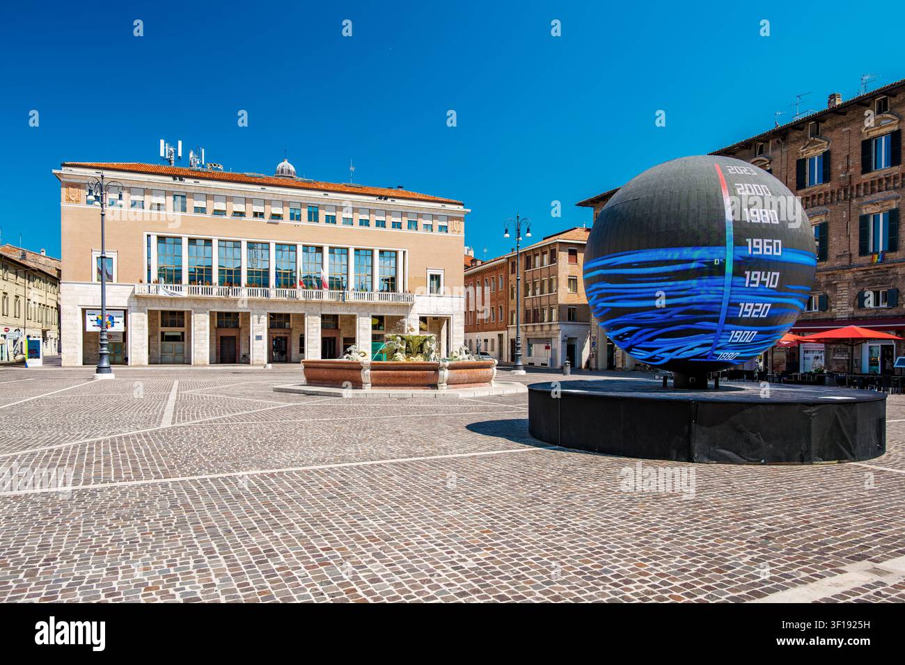 Pesaro, piazza italiana con installazione artistica sul riscaldamento globale Foto Stock