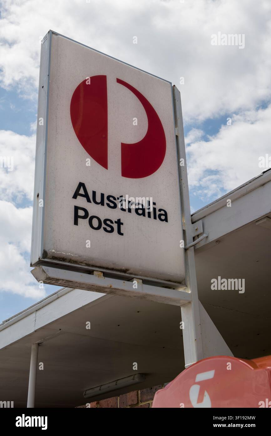 Un classico edificio dell'ufficio postale australiano con segnaletica ufficiale e un cassonetto postale rosso invita i clienti a inviare posta in tutta l'Australia. Foto Stock