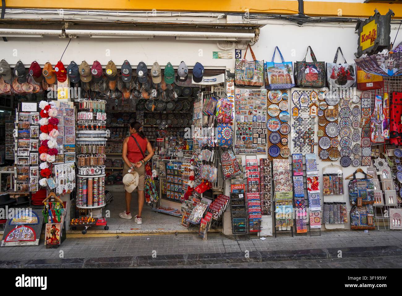 Negozio di souvenir che vende souvenir tipici spagnoli, Cordoba, Andalusia, Spagna. Foto Stock