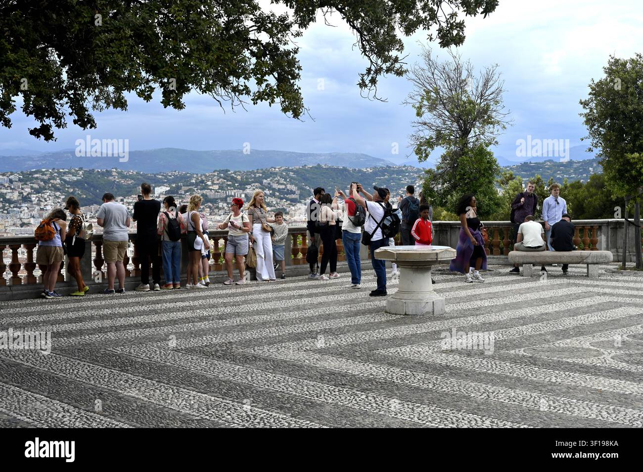 Punto di vista con motivo a mosaico di pietra che si affaccia sulla città di Nizza, Francia Foto Stock